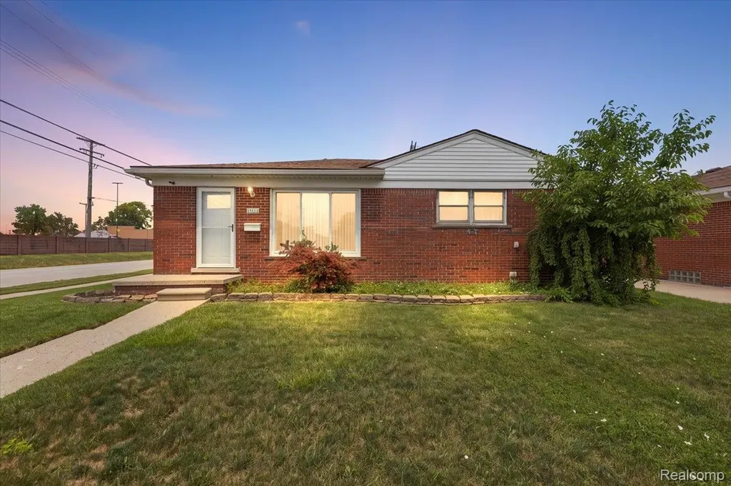 19111 Ike Street Roseville City MI 48066