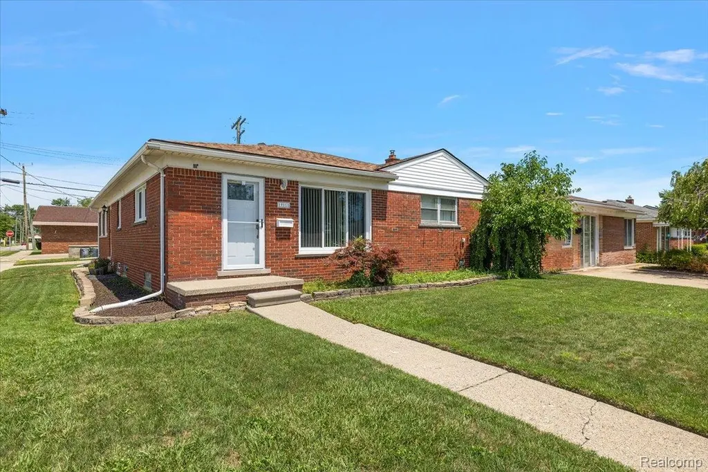 19111 Ike Street Roseville City MI 48066