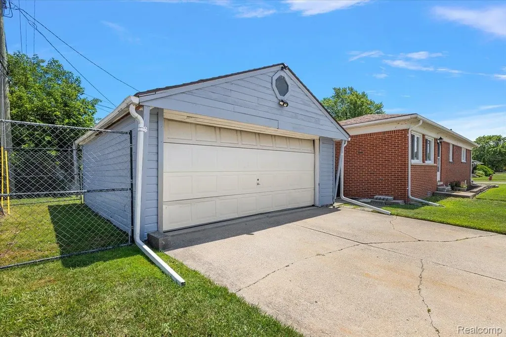 19111 Ike Street Roseville City MI 48066