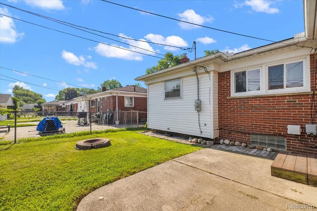 19111 Ike Street Roseville City MI 48066