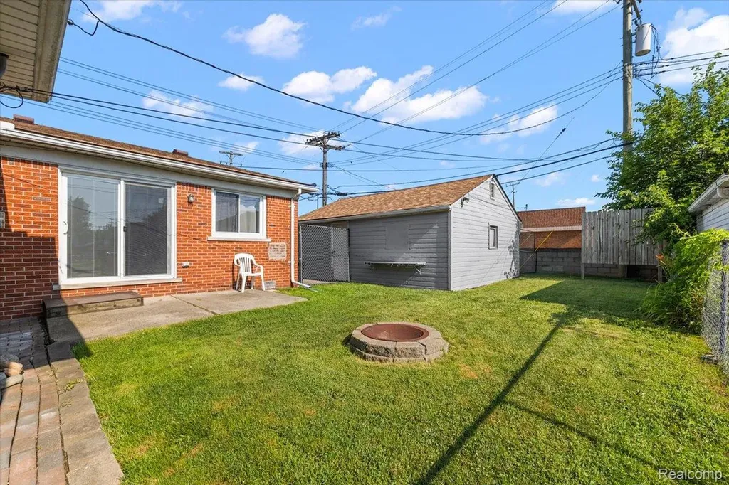 19111 Ike Street Roseville City MI 48066