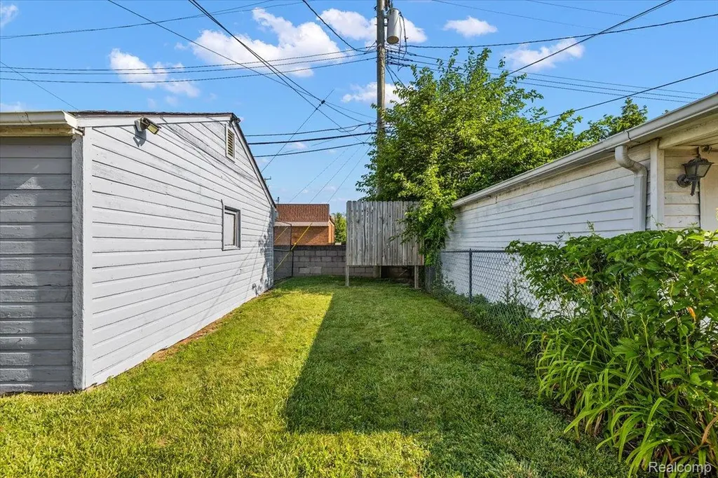 19111 Ike Street Roseville City MI 48066