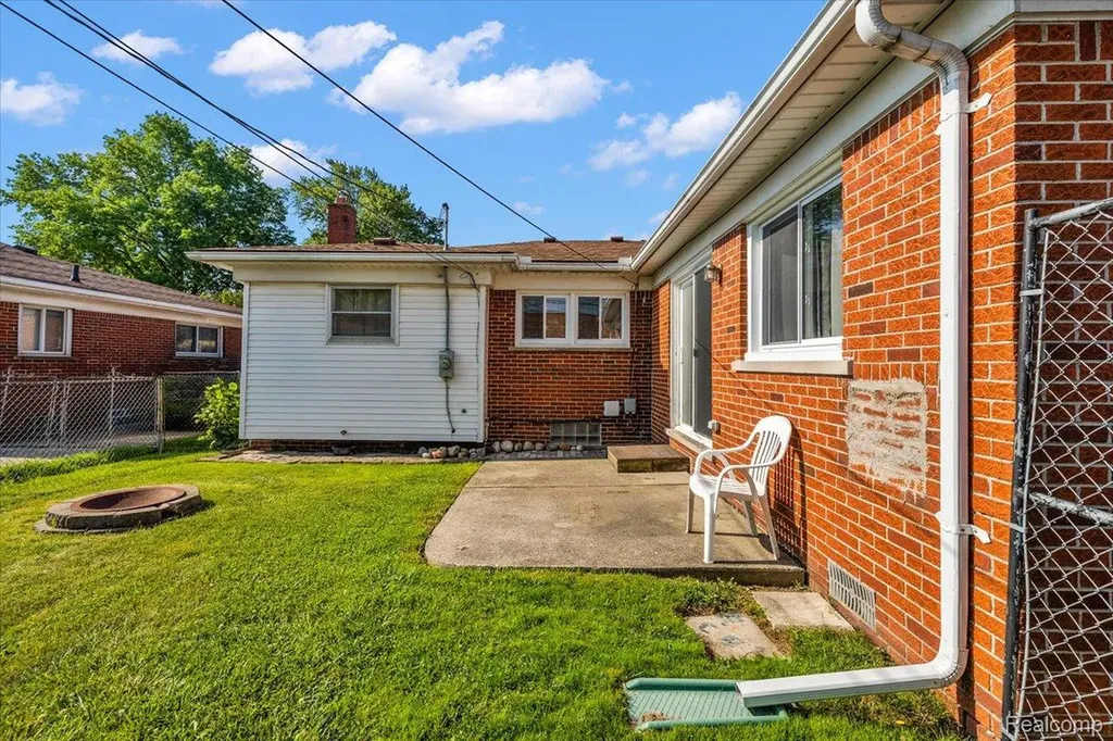 19111 Ike Street Roseville City MI 48066