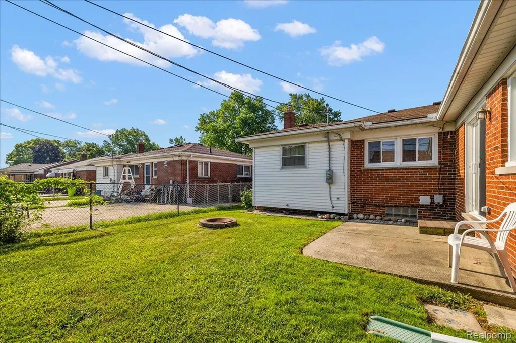 19111 Ike Street Roseville City MI 48066