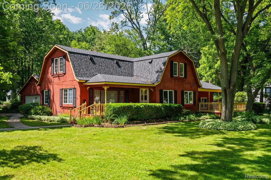 514 Lake Street Howell City MI 48843