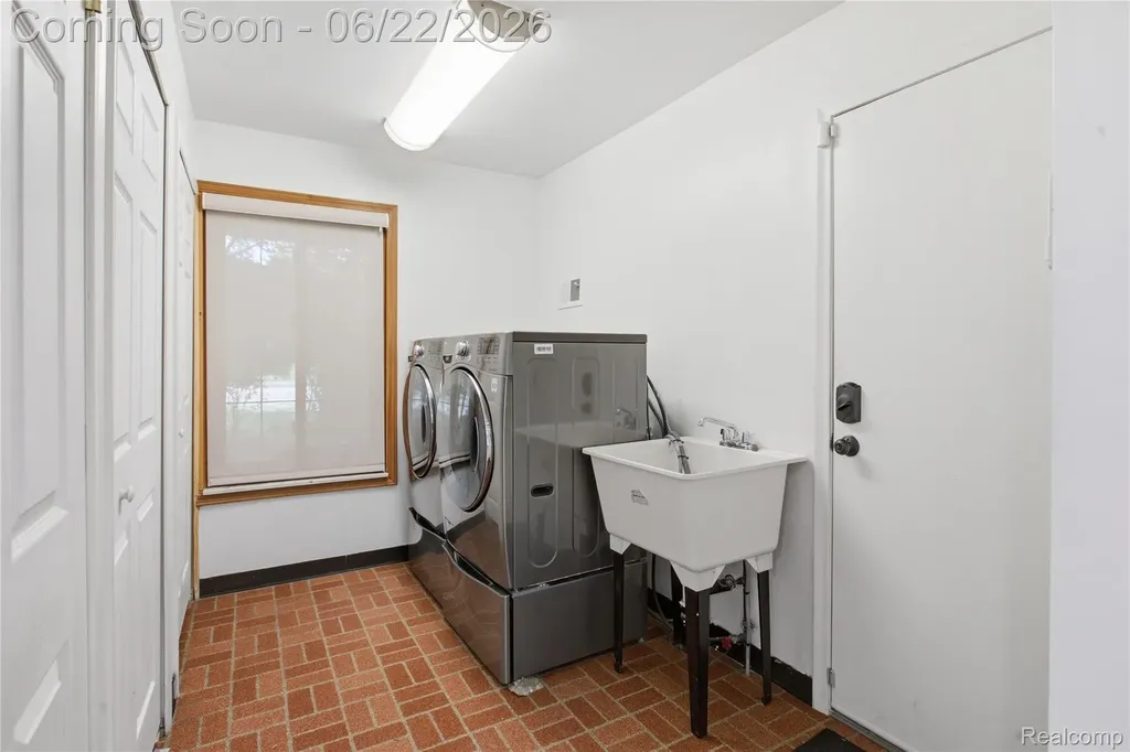 28143 W 12 Mile Road Farmington Hills City MI 48334