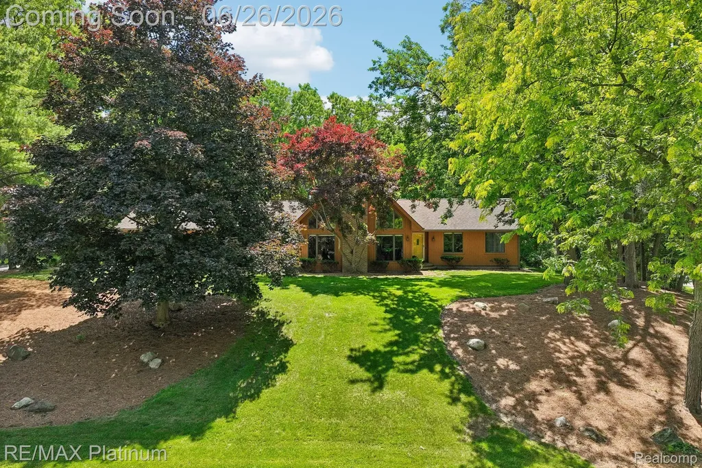 6100 Oak Valley Drive Hamburg Township MI 48189