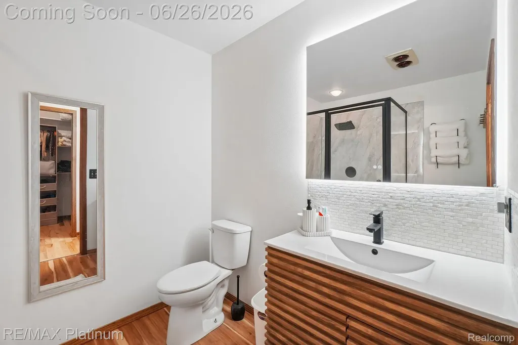 6100 Oak Valley Drive Hamburg Township MI 48189