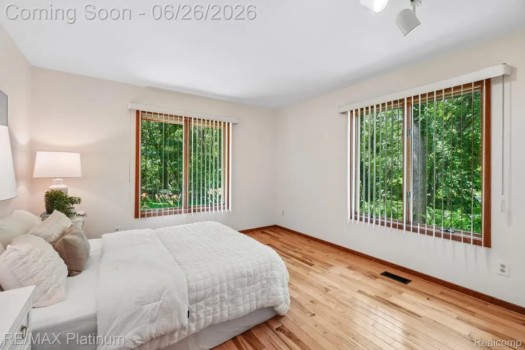 6100 Oak Valley Drive Hamburg Township MI 48189