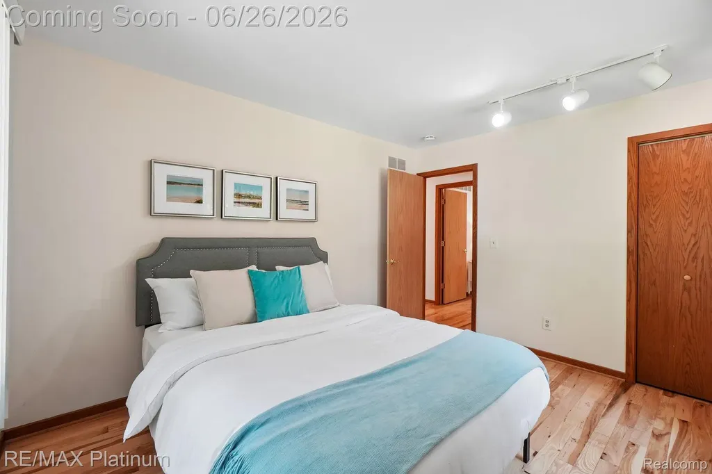 6100 Oak Valley Drive Hamburg Township MI 48189