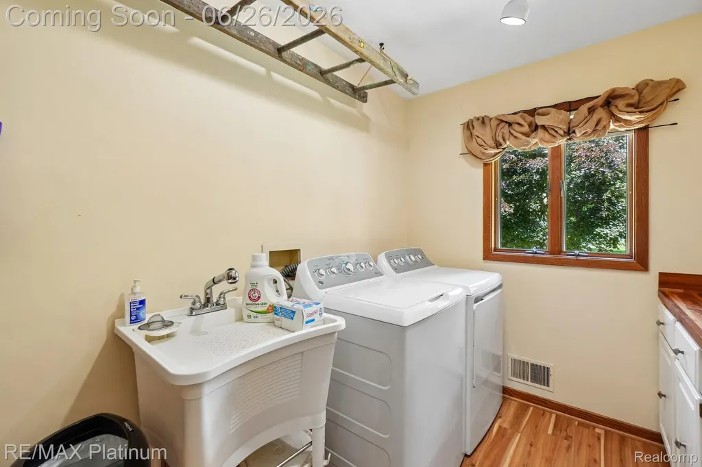 6100 Oak Valley Drive Hamburg Township MI 48189