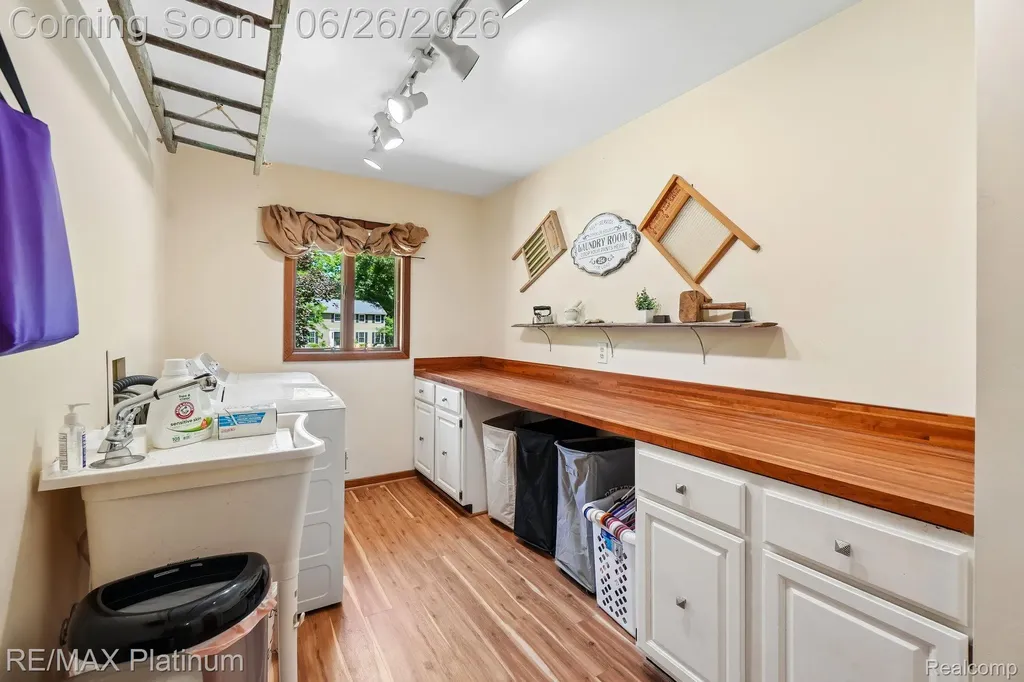 6100 Oak Valley Drive Hamburg Township MI 48189