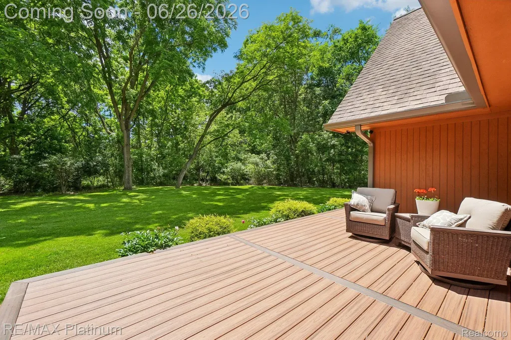 6100 Oak Valley Drive Hamburg Township MI 48189