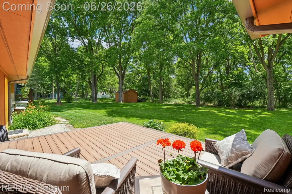 6100 Oak Valley Drive Hamburg Township MI 48189