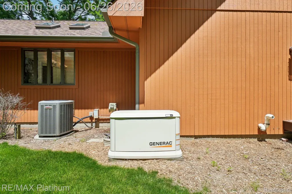 6100 Oak Valley Drive Hamburg Township MI 48189