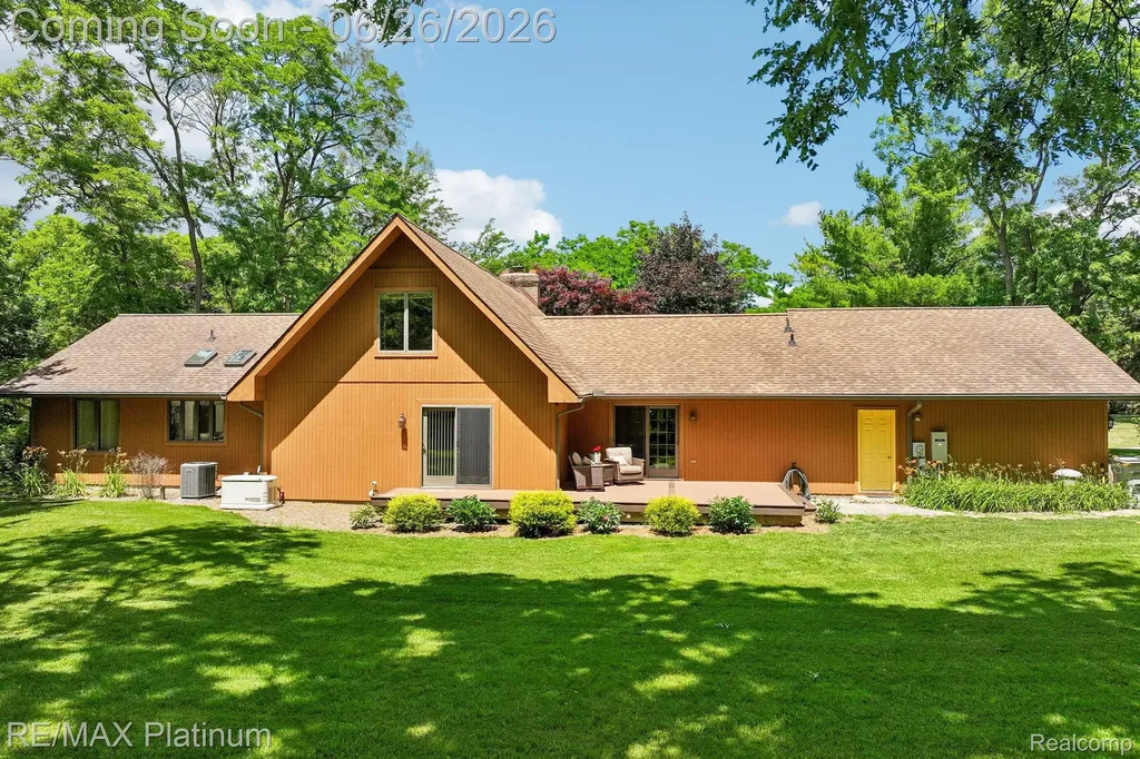 6100 Oak Valley Drive Hamburg Township MI 48189