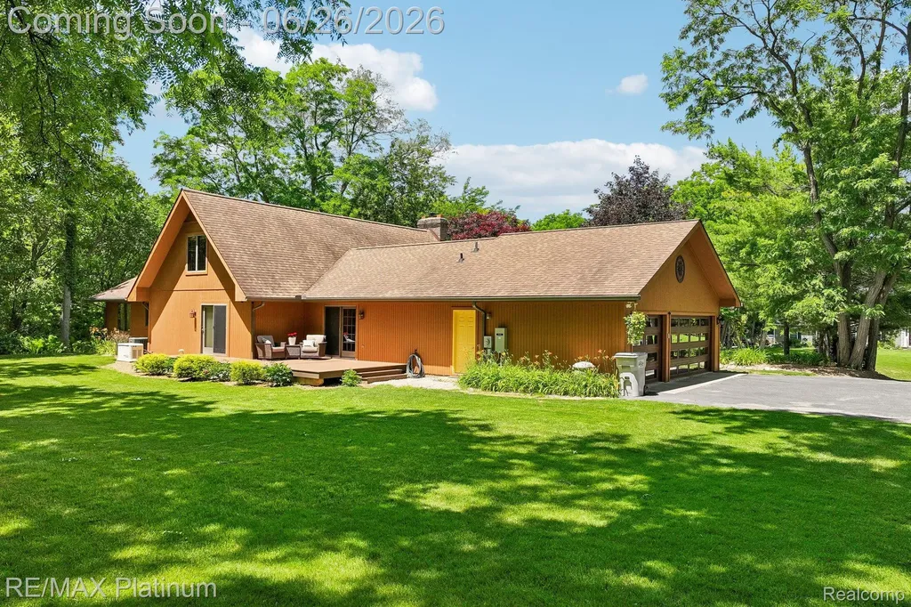 6100 Oak Valley Drive Hamburg Township MI 48189