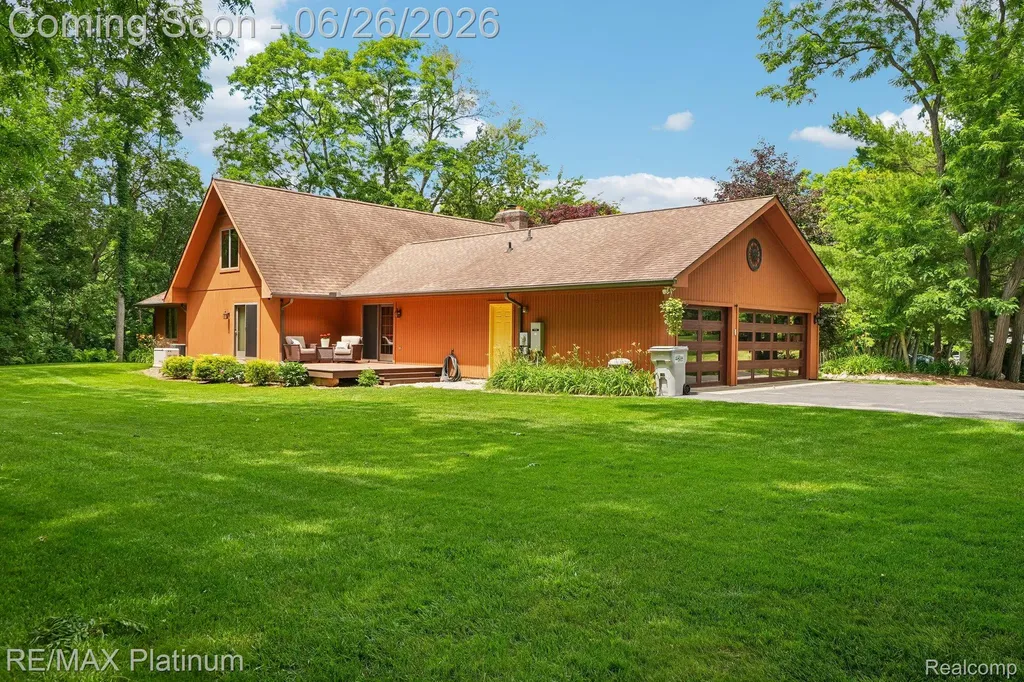 6100 Oak Valley Drive Hamburg Township MI 48189