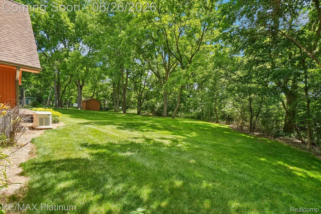 6100 Oak Valley Drive Hamburg Township MI 48189