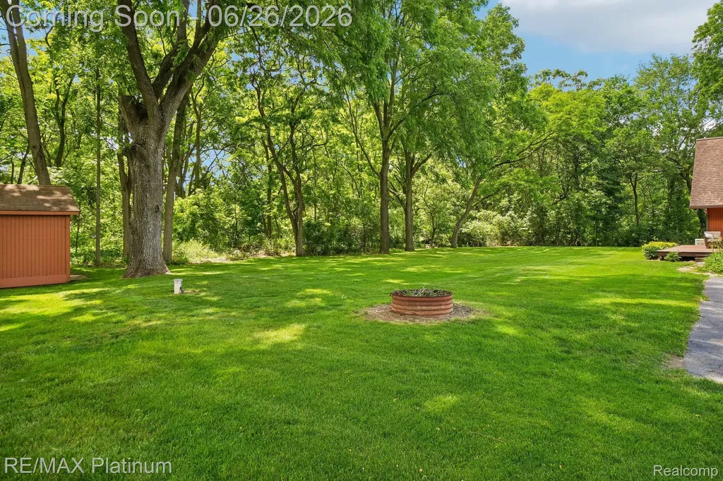 6100 Oak Valley Drive Hamburg Township MI 48189