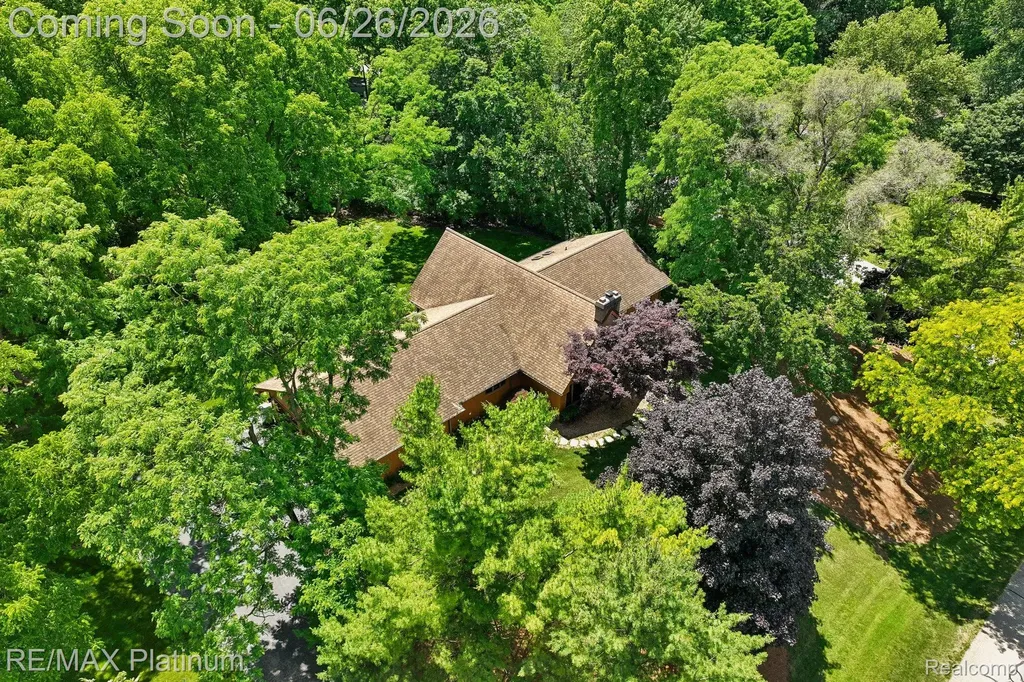 6100 Oak Valley Drive Hamburg Township MI 48189