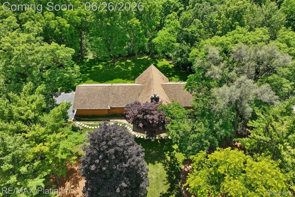 6100 Oak Valley Drive Hamburg Township MI 48189