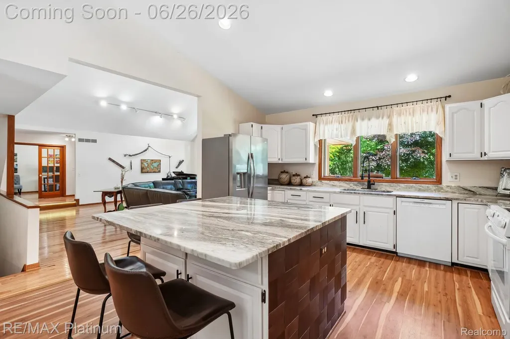 6100 Oak Valley Drive Hamburg Township MI 48189