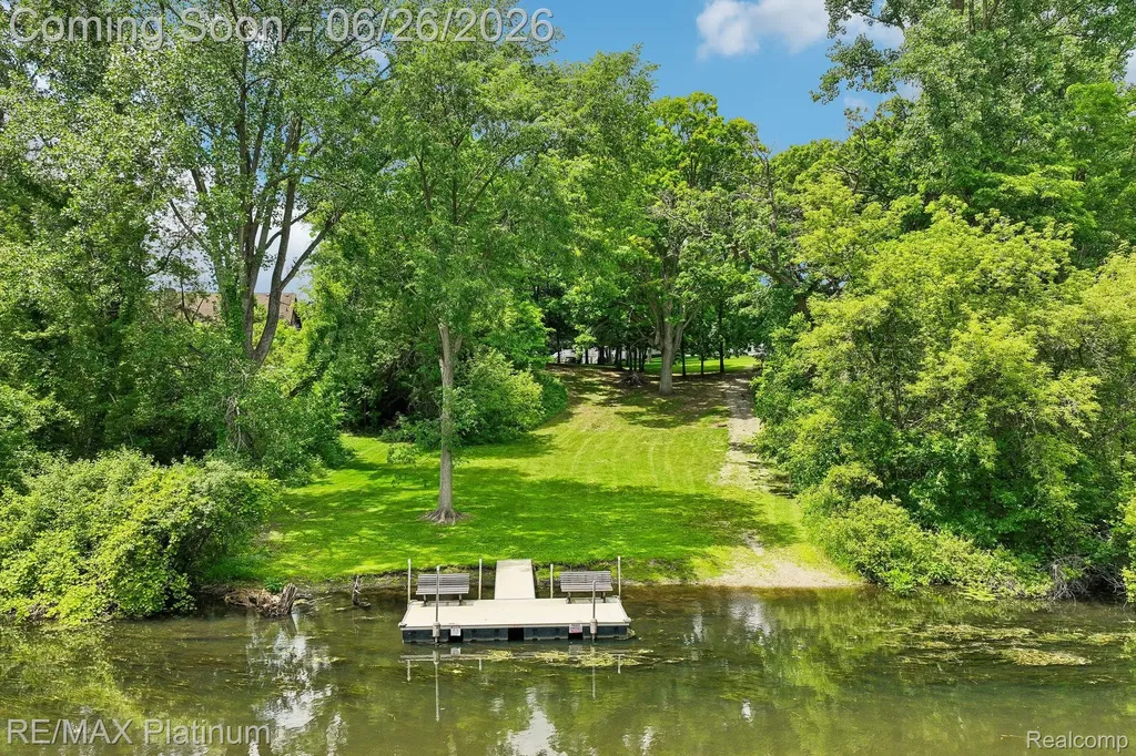 6100 Oak Valley Drive Hamburg Township MI 48189