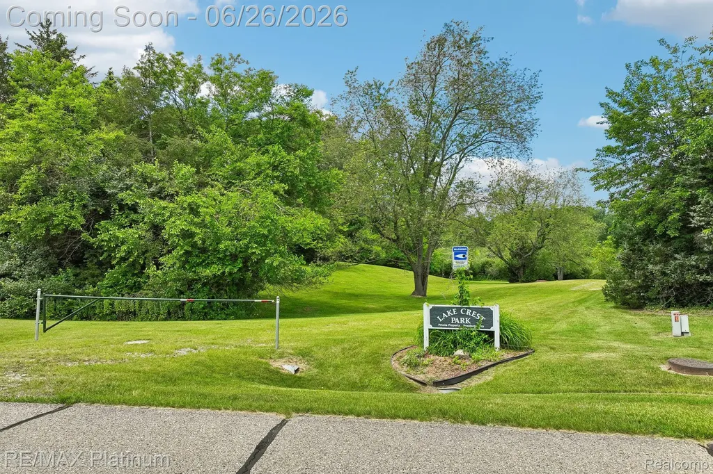 6100 Oak Valley Drive Hamburg Township MI 48189