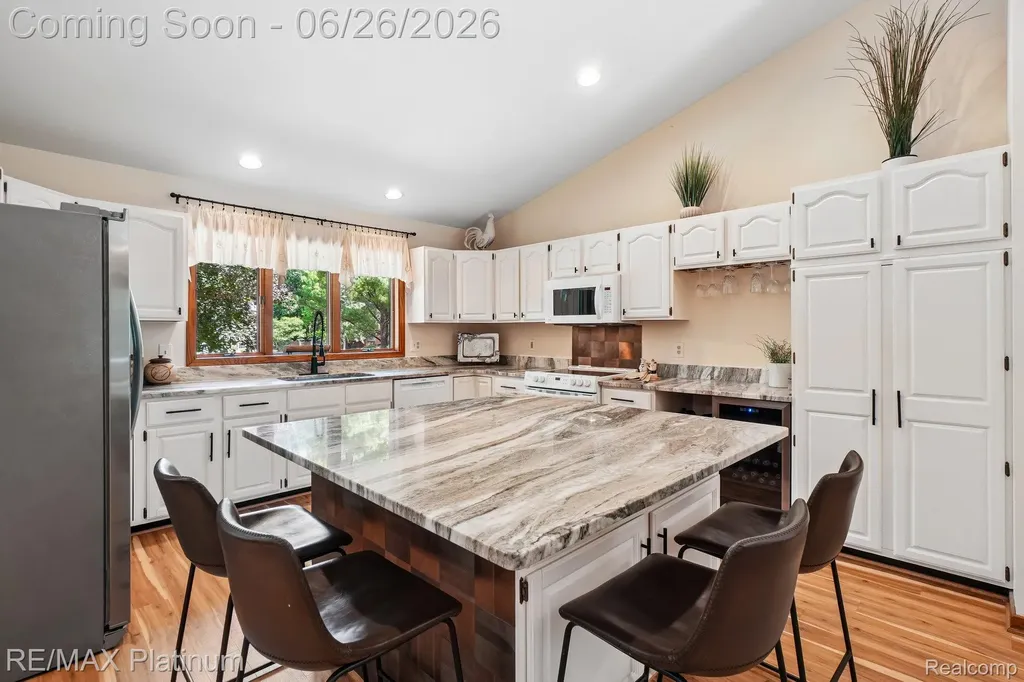 6100 Oak Valley Drive Hamburg Township MI 48189