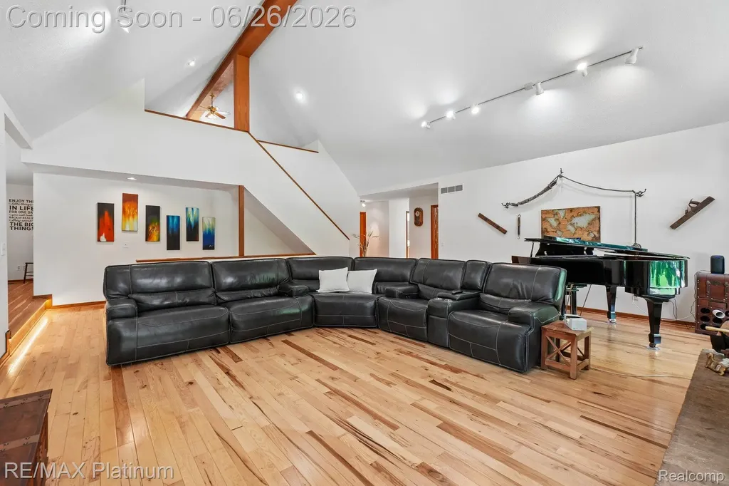 6100 Oak Valley Drive Hamburg Township MI 48189