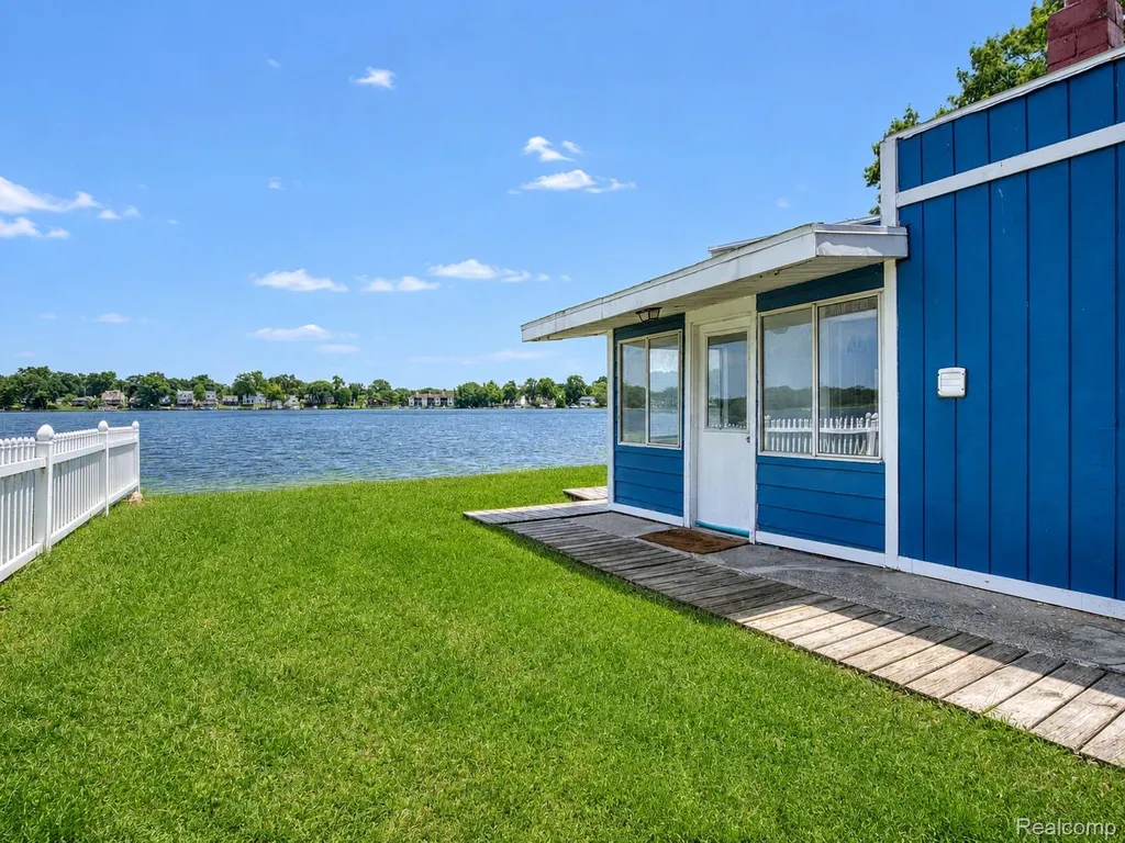 95 N Hulbert Street White Lake Charter Township MI 48386