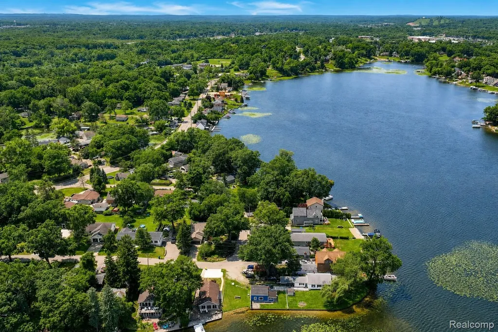 95 N Hulbert Street White Lake Charter Township MI 48386