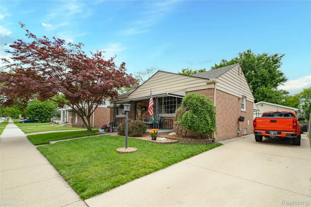 1621 E Pearl Avenue Hazel Park City MI 48030