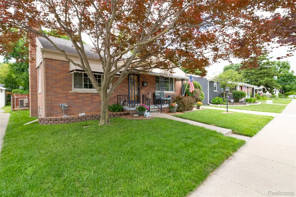 1621 E Pearl Avenue Hazel Park City MI 48030