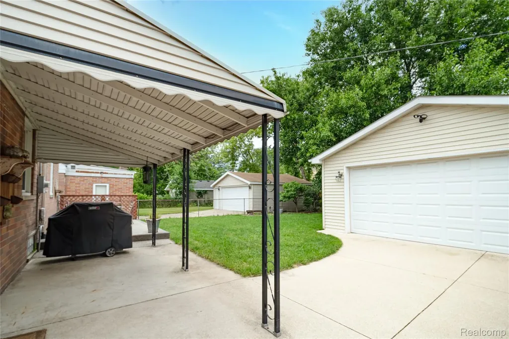 1621 E Pearl Avenue Hazel Park City MI 48030