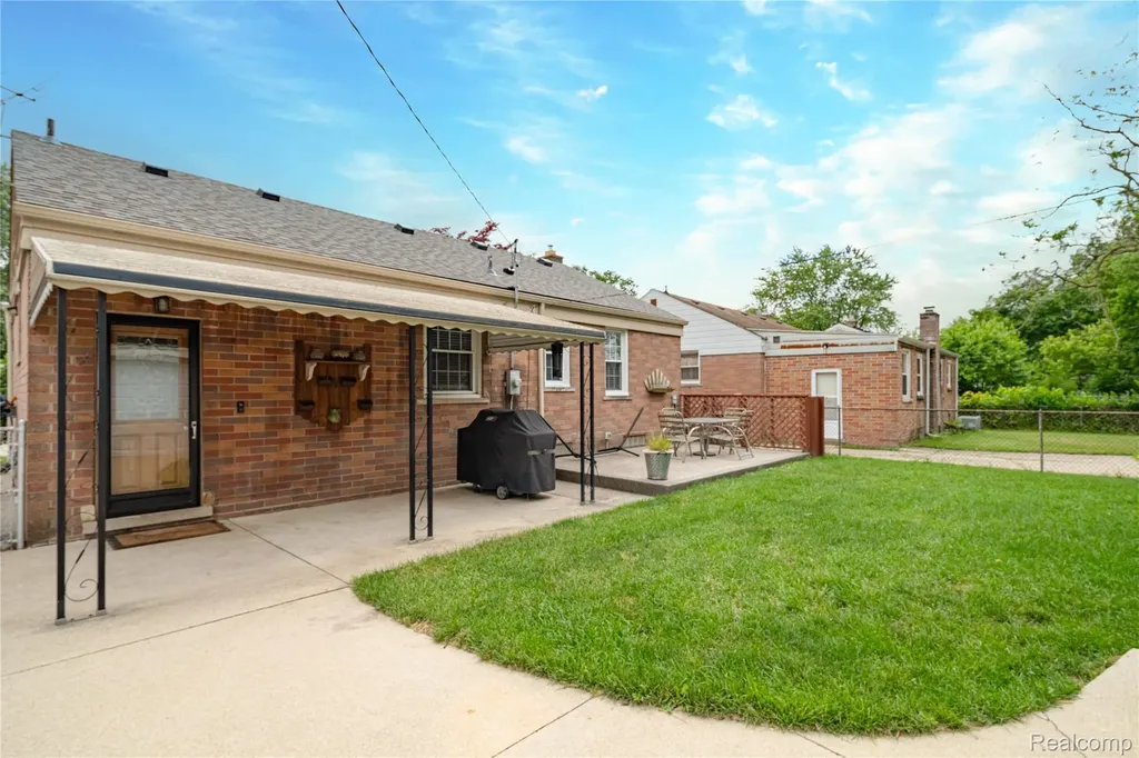 1621 E Pearl Avenue Hazel Park City MI 48030
