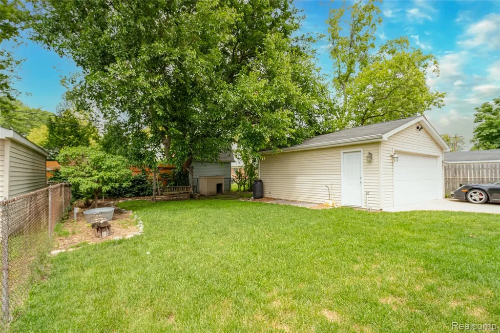 1621 E Pearl Avenue Hazel Park City MI 48030