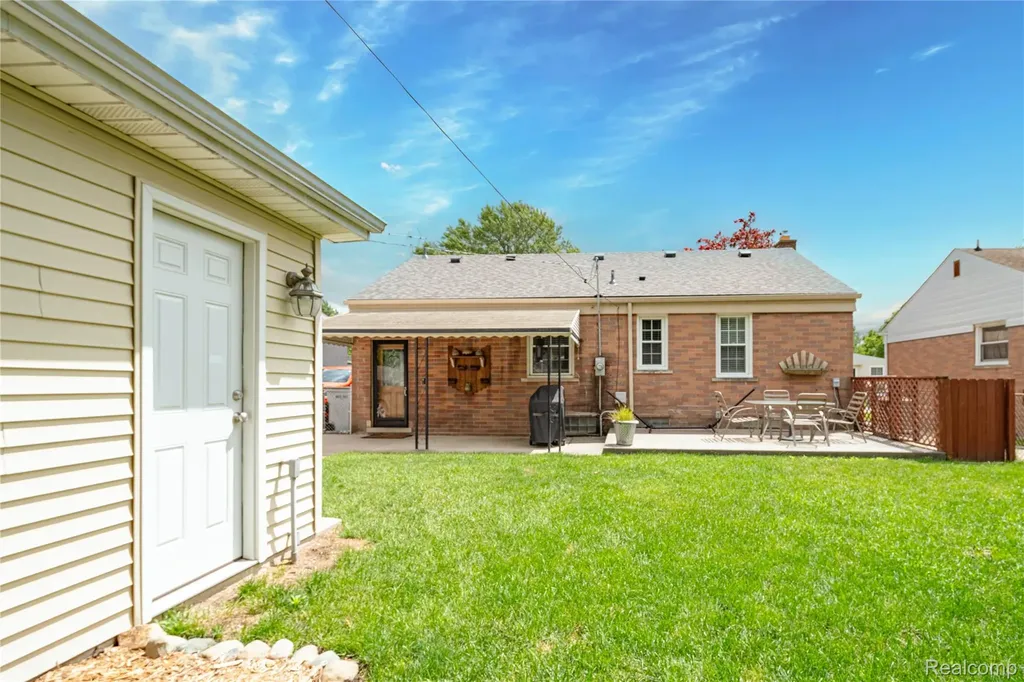 1621 E Pearl Avenue Hazel Park City MI 48030