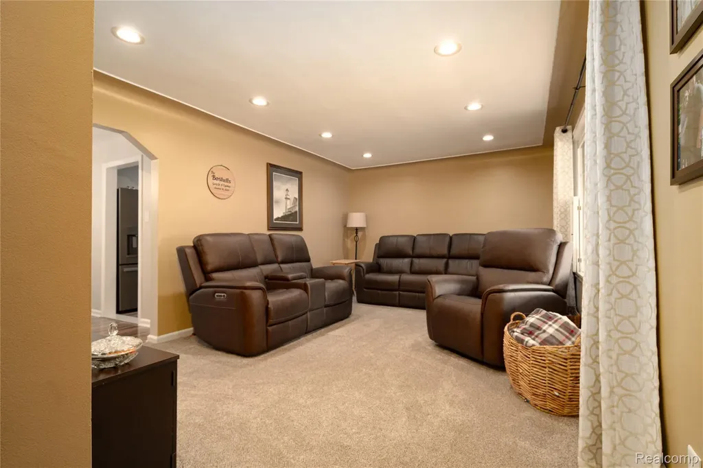 1621 E Pearl Avenue Hazel Park City MI 48030