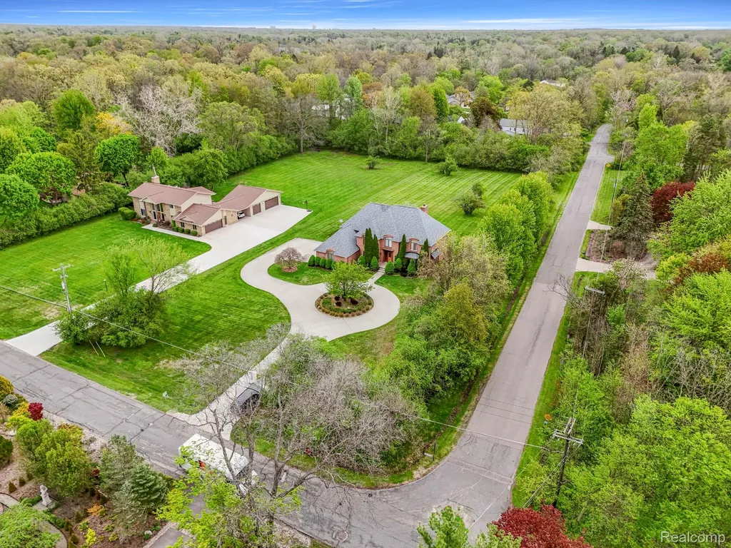 30060 Bristol Lane Bingham Farms Village MI 48025