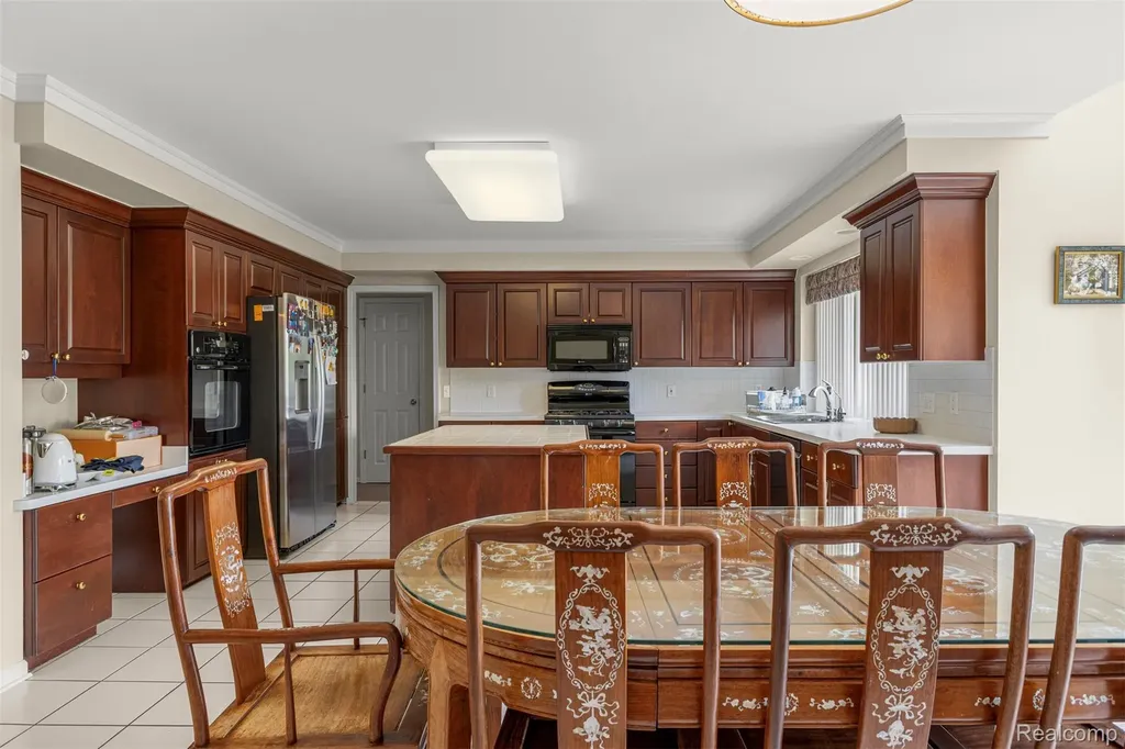 30060 Bristol Lane Bingham Farms Village MI 48025