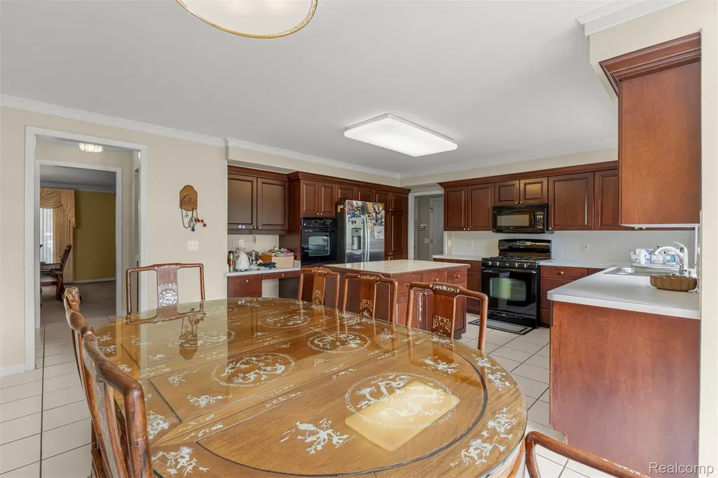 30060 Bristol Lane Bingham Farms Village MI 48025