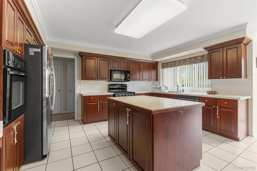 30060 Bristol Lane Bingham Farms Village MI 48025