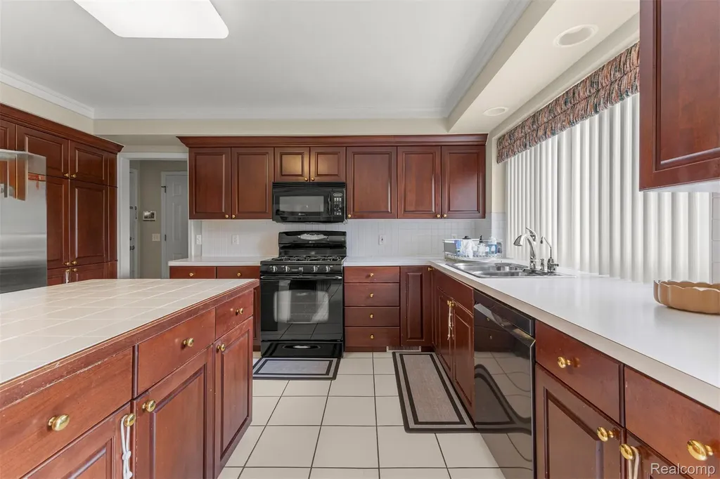 30060 Bristol Lane Bingham Farms Village MI 48025
