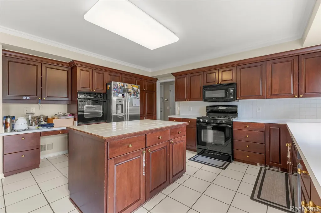 30060 Bristol Lane Bingham Farms Village MI 48025