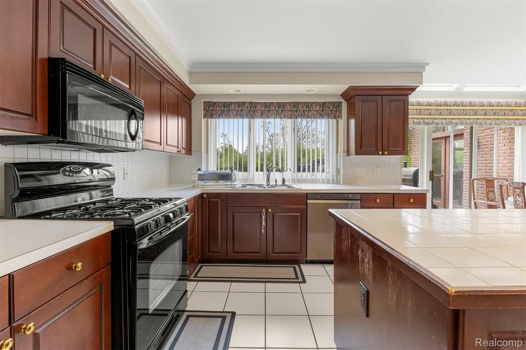30060 Bristol Lane Bingham Farms Village MI 48025