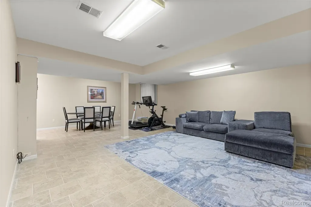30060 Bristol Lane Bingham Farms Village MI 48025