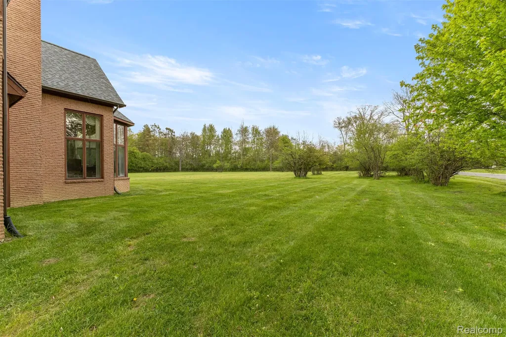 30060 Bristol Lane Bingham Farms Village MI 48025