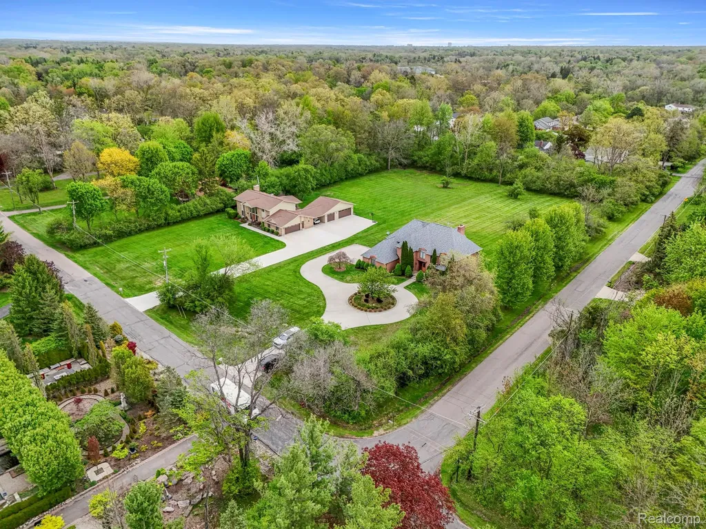 30060 Bristol Lane Bingham Farms Village MI 48025
